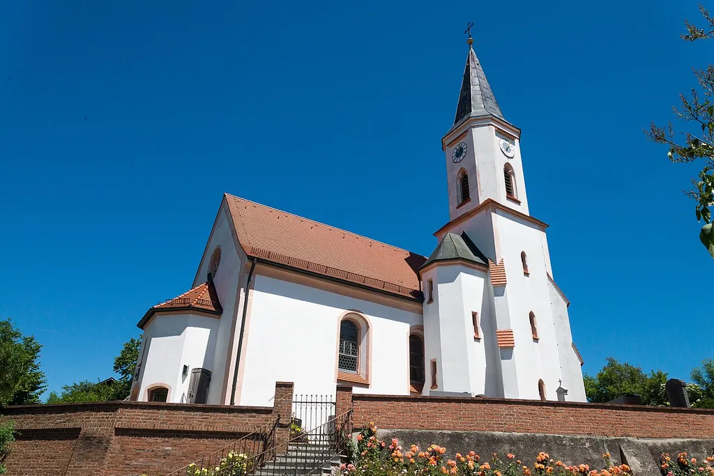Katholische Kirche St. Jakob und Friedhofsmauer: Saalkirche, Anlage des 15. Jahrhunderts, barock umgestaltet, südlich Chorflankenturm mit Treppenturm und Spitzhelm, mit Lisenen und Putzgliederung; mit Ausstattung; erhaltene Teile der Friedhofsmauer, Ziegelstein, 18./19. Jahrhundert.
