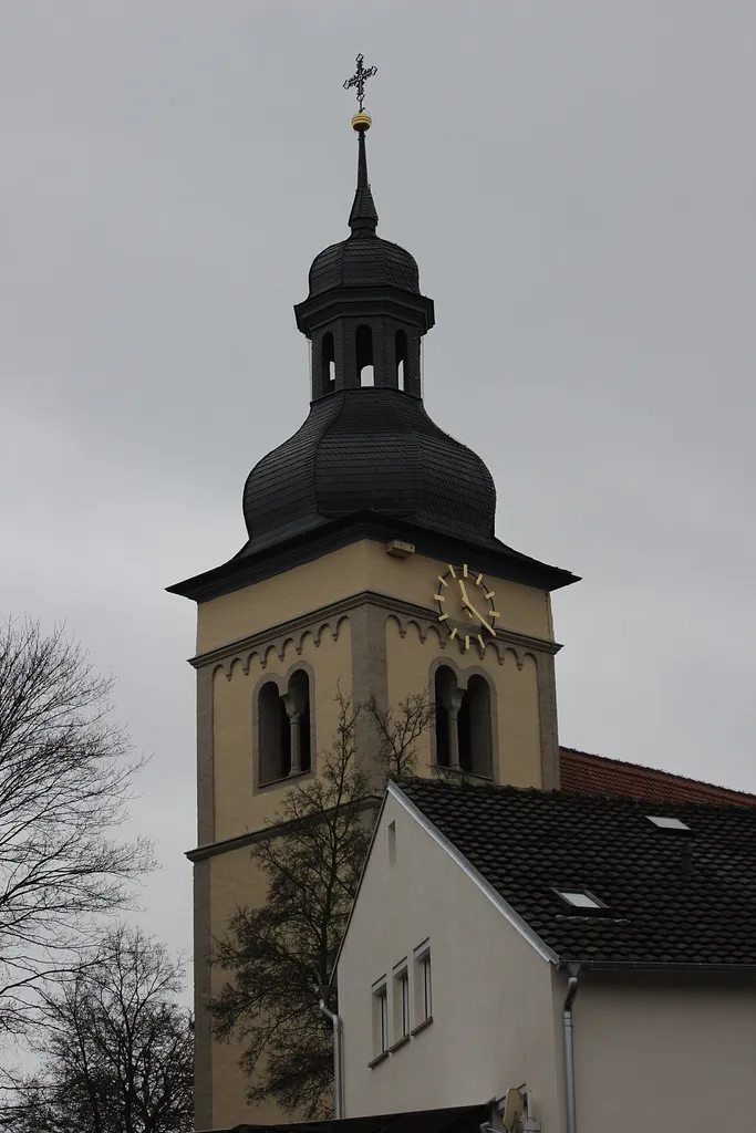 Ehemalige katholische Pfarrkirche St. Nikolaus. Saalbau mit östlichem Chorturm mit Welscher Haube, Turm von 1219, Langhaus um 1700, 1958 um ein Drittel zu Gunsten des Kirchenneubaus verkleinert; mit Ausstattung.