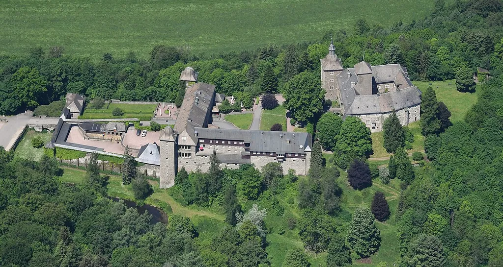 Aerial image of Burg Schnellenberg (view from the southeast)