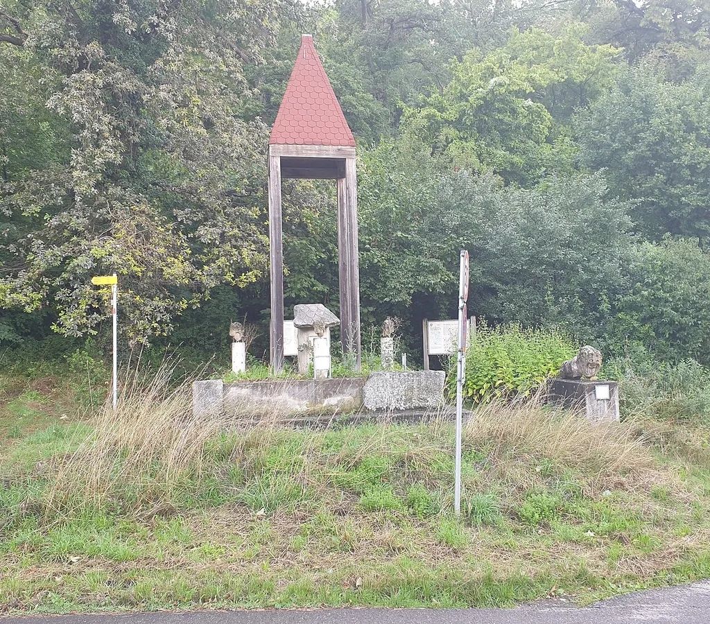 Wiederaufgebautes römisches Denkmal nördlich des Neckars bei Kirchentellinsfurt