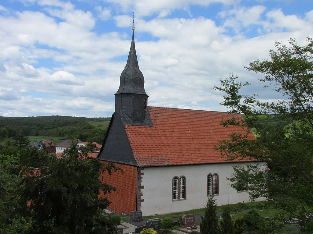 die Pfarrkirche St. Georg in der Straße Am Hopfenberg 5 in Alfeld