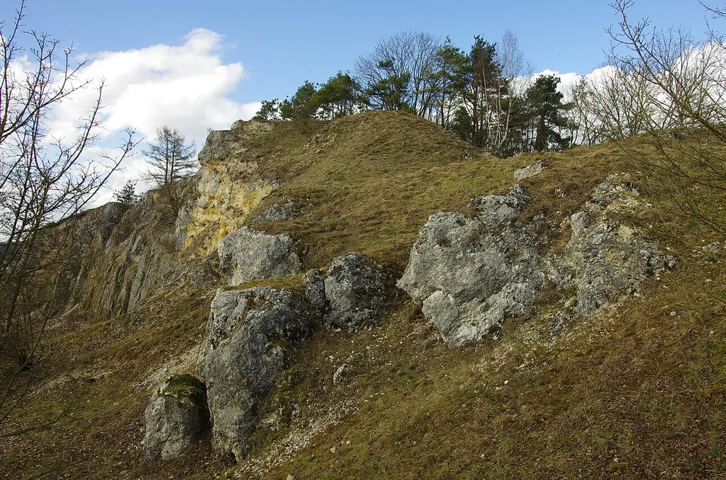 Siedlung des Neolithikums sowie Burgstall und Körpergräber des Mittelalters; hier: Felsreste unterhalb der ehemaligen Burg