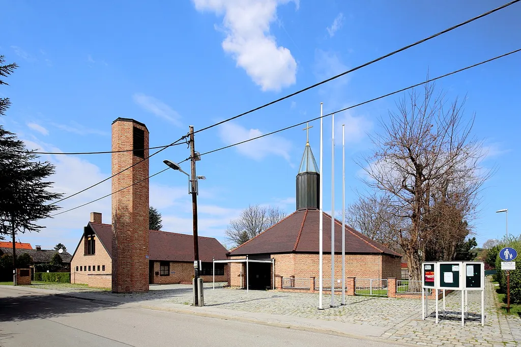 Die katholische Kirche hl. Josef der Arbeiter in Dirnelwiese, ein Ortsteil der niederösterreichischen Marktgemeinde Langenzersdorf. Die Kirche wurde in den Jahren 1982/1983 nach Plänen des Architekten Roland Rainer errichtet.