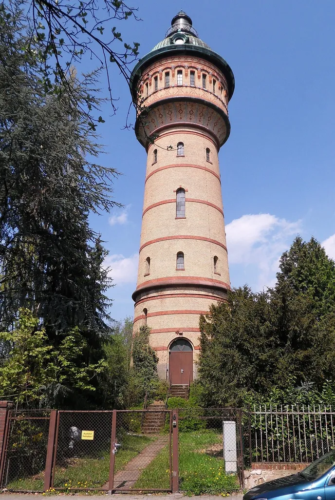 Ehemaliger Wasserturm in Wiesbaden-Biebrich, Rudolf-Vogt-Straße 6, Nahaufnahme aus Süden