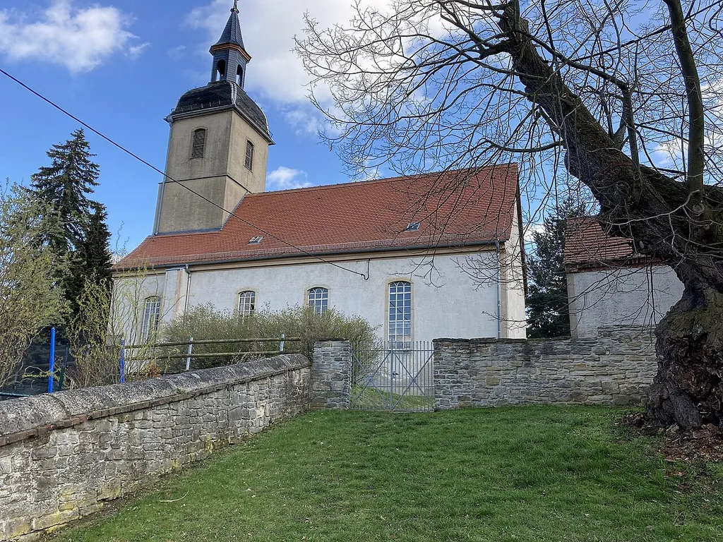 Blick auf die Dorfkirche Großpörthen, Anger, Gemeinde Schnaudertal, Ortsteil der Ortschaft Wittgendorf