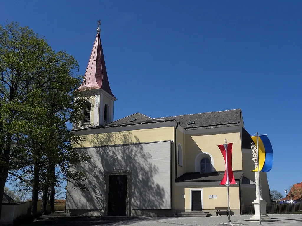 Die aus verschiedenen Epochen der Baukunst stammende katholische Pfarrkirche ist dem Heiligen Laurentius geweiht.