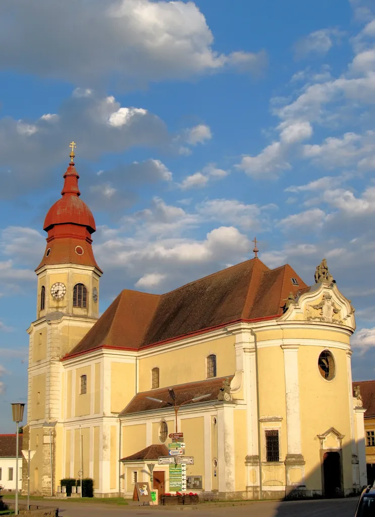 Göllersdorf - Katholische Pfarrkirche hl. Martin (im Juni 2012)