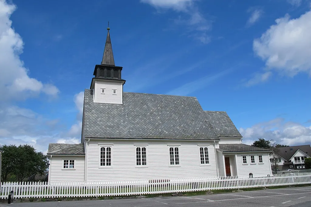 Uskedal kyrkje, juni 2017