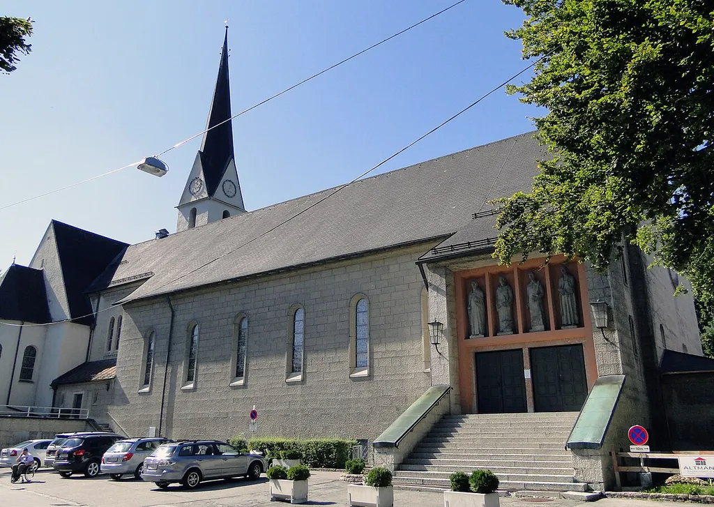 Kath. Pfarrkirche Maxglan, hl. Maximilian und alter Friedhof