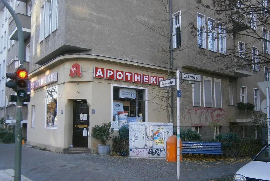 Die Bundesallee ist eine Berliner Straße im Bezirk Tempelhof-Schöneberg, Ortsteil Friedenau. Im Haus72 an der Ecke Bachestraße 13 befand sich 1912–1915 ein Ladenkino.