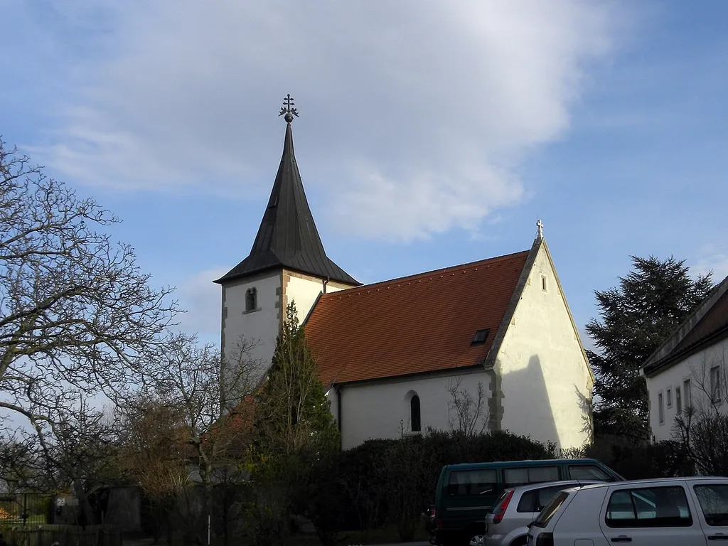 Die Spitalskirche St. Gertrud ist eine romaische Ostturmkirche aus dem 12. Jahrhundert.