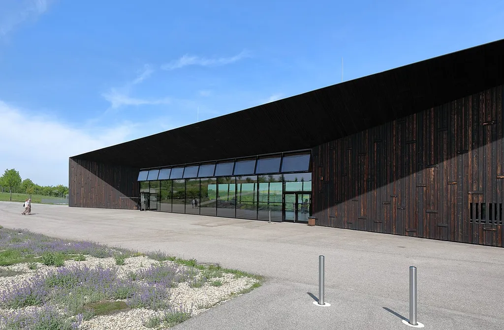 Das Besucherzentrum bzw. MuseumsPortal des Museumsdorfes Niedersulz in der niederösterreichischen Marktgemeinde Sulz im Weinviertel. Das Gebäude wurde im Zuge des Umbaus (Eingangsverlegung uam.) und der Erweiterung des größten Freilichtmuseums Niederösterreichs errichtet und am 16. Mai 2012 eröffnet.