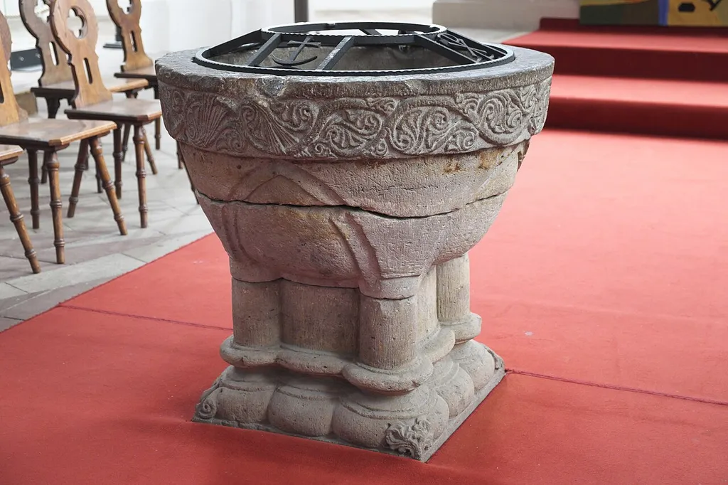 Dom St. Maria und Cäcilia in Verden (Aller) im Landkreis Verden in Niedersachsen/Deutschland, romanischer Taufstein aus dem 13. Jahrhundert