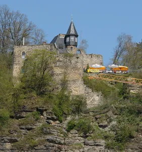 Ehemalige Burganlage mit Wohnturm, Vorhof, Innenhof und Umfassungsmauer Am Grünbach 11