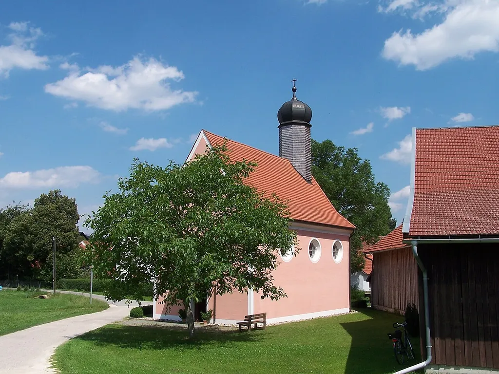 Ergoldsbach, Unterdörnbach, Am Wald 7. Katholische Filialkirche St. Michael. Östlich Dachreiter mit Kuppelhaube, mit Putzbändern und Lisenengliederung, 1726; mit Ausstattung.