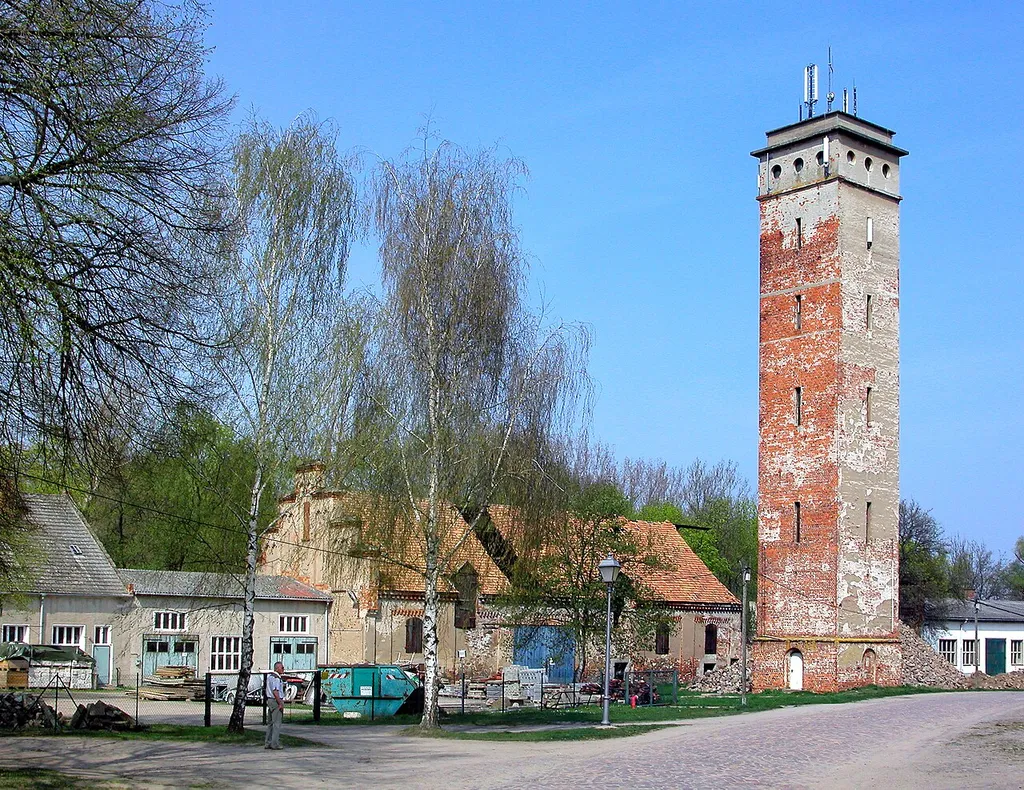 10.04.2009 04031 Mühlberg/Elbe, Güldenstern: Kloster Marienstern. Das Zisterzienserinnenkloster wurde1228 gegründet und 1559 aufgelöst. Es verdankt seine Entstehung dem in Mühlberg ansässigen Adelsgeschlecht von Ileburg (von Eilenberg), die als Burgvögte und Markgrafen von Meißen den Elbübergang sicherten. Hier der Wirtschaftshof (später Rittergut, in der DDR LPG) mit dem Wasserturm (GMP: 51.437170,13.219320). [DSCN36161.TIF]20090410490.JPG(c)Blobelt
