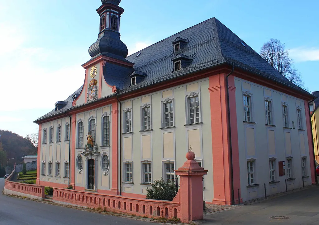 Das Hospital St. Katharina wurde 1337 durch Thomas Kürschner eröffnet. Das heutige Gebäude mit eingebauter Kirche stammt aus der ersten Hälfte des 18. Jahrhunderts. Die Spittalkirche wurde 1729 unter dem Kurfürsten Lothar Franz von Schönborn zu Mainz und Fürstbischof zu Bamberg neu erbaut, der die Einweihung nicht mehr erlebte. Sein kurfürstliches Wappen ziert heute noch das Kirchenportal.