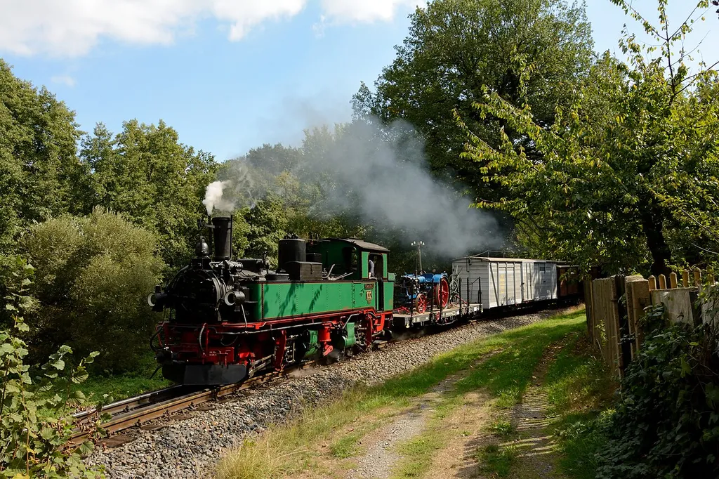 Ein Zug der Traditionsbahn Radebeul, bestehend aus originalgetreu restaurierten Fahrzeugen, verkehrt anlässlich einer Sonderfahrt auf der Schmalspurbahn Radebeul Ost - Radeburg.