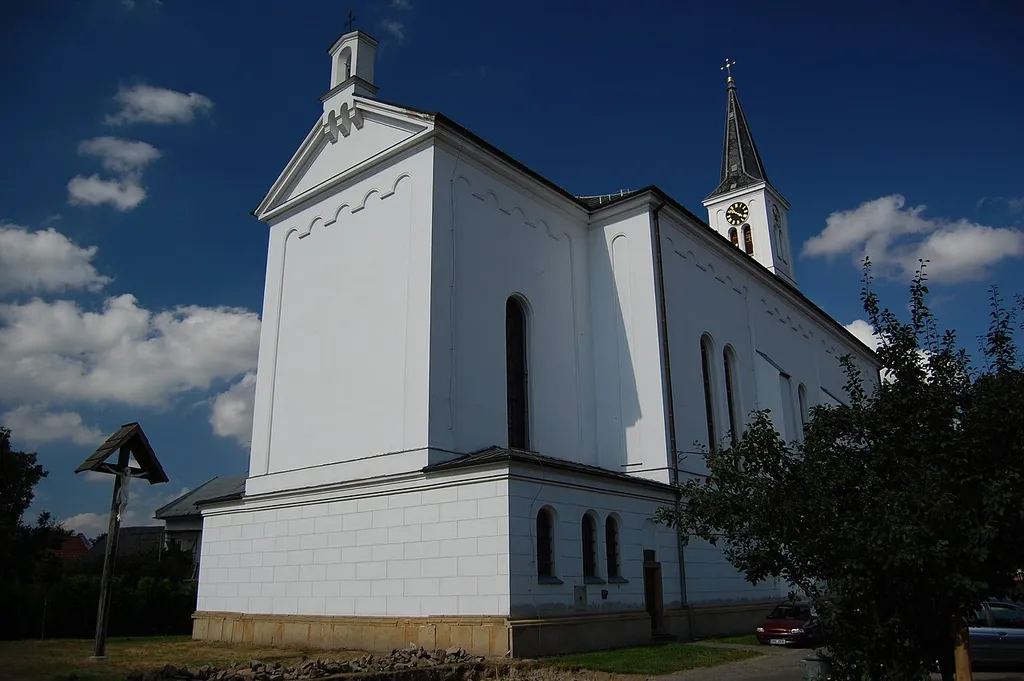 Kostel svatého Petra a Pavla - pohled z boku, Smržice, okres Prostějov
