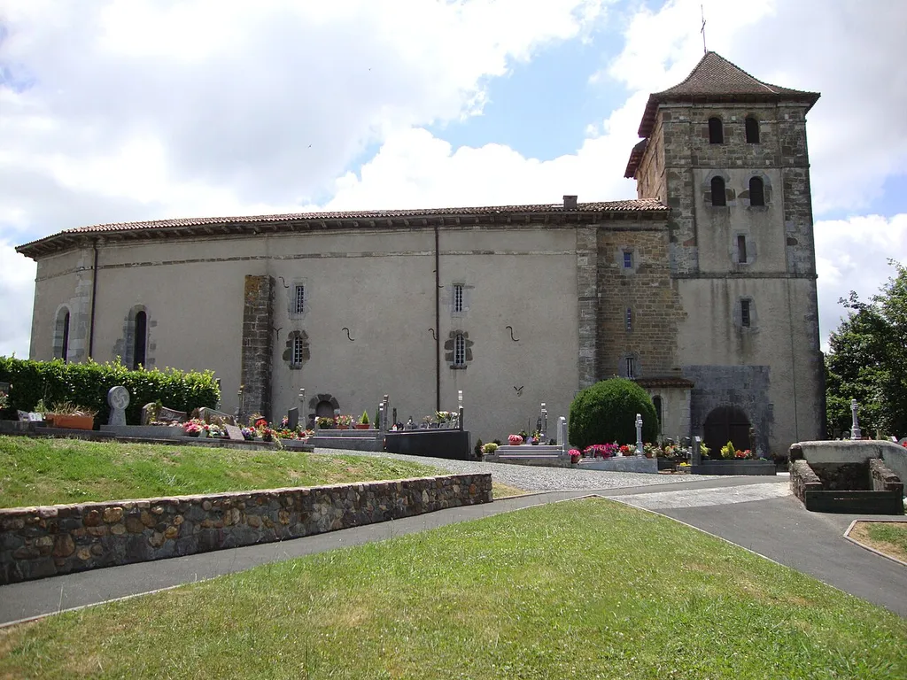 Espelette (Pyr-Atl., Fr) église et un part de la partie nouvelle du cimetière. On aperçoit parmi les tombes quelques stèles basques recentes.