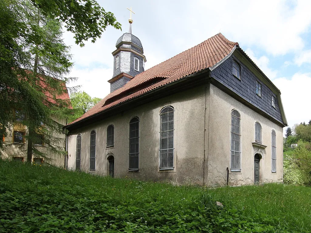 Evangelische Kirche Neundorf, Ortsteil von Suhl. 1763 Errichtung der barocken Kirche, innen geschlossene bauzeitliche Ausstattung mit Kanzelaltar, Orgel und Empore