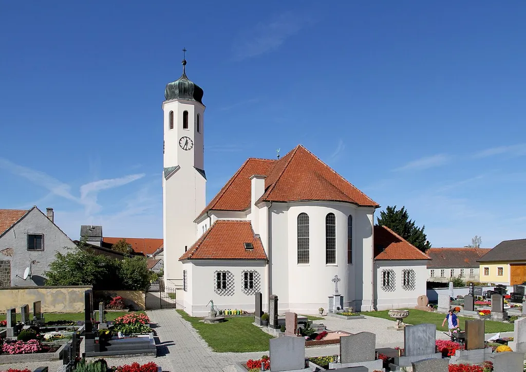 Die katholische Pfarrkirche hl. Martin in Rust im Tullnerfeld, eine Ortschaft der niederösterreichischen Marktgemeinde Michelhausen. Eine nach Plänen von Karl Holey in den Jahren 1947 bis 1949 errichtete Saalkirche mit kurzen Querarmen, Turm und Taufkapelle. Ursprünglich stand an dieser Stelle eine Kirche mit romanischem Langhaus und gotischem Chor, die im Zuge des 2. Weltkrieges zerstört wurde.