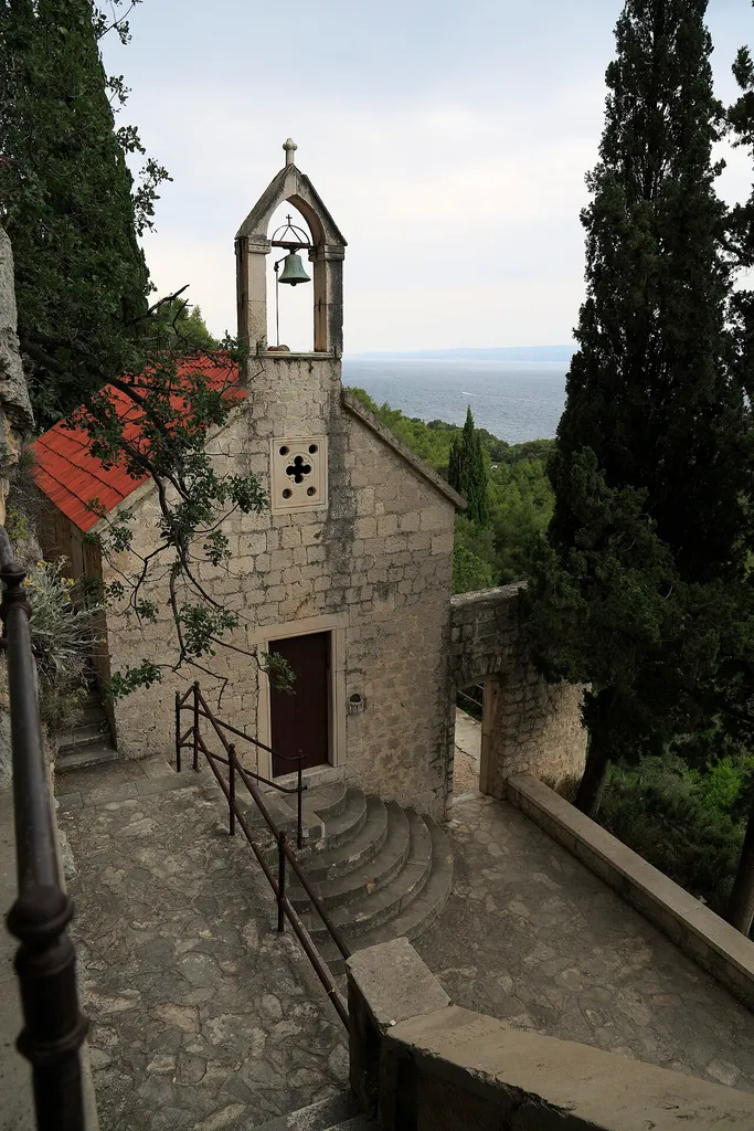 Die Kirche steht unterhalb des Südabbruches des Berges Marian/Telegrin und über der Uvala Kašuni. Die Treppe zum Kamearastandort führt zu einer in die Felswand eingebaute Einsiedelei.