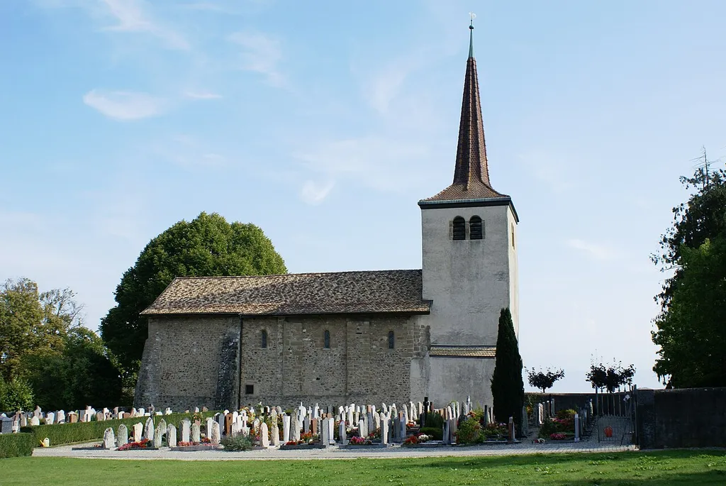 vue latérale du temple et du cimetière de St-Prex (Suisse)