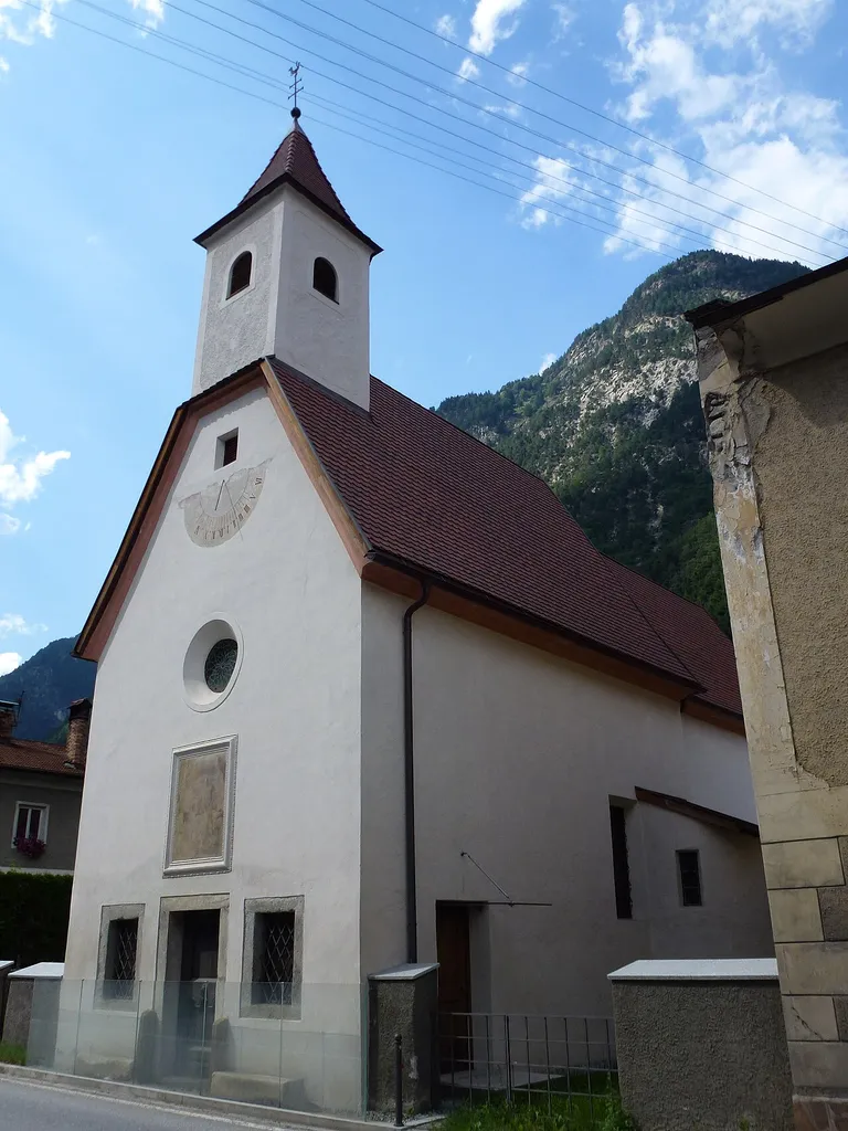 Pfarrkirche zur Heiligen Familie mit Friedhof in Oberrau