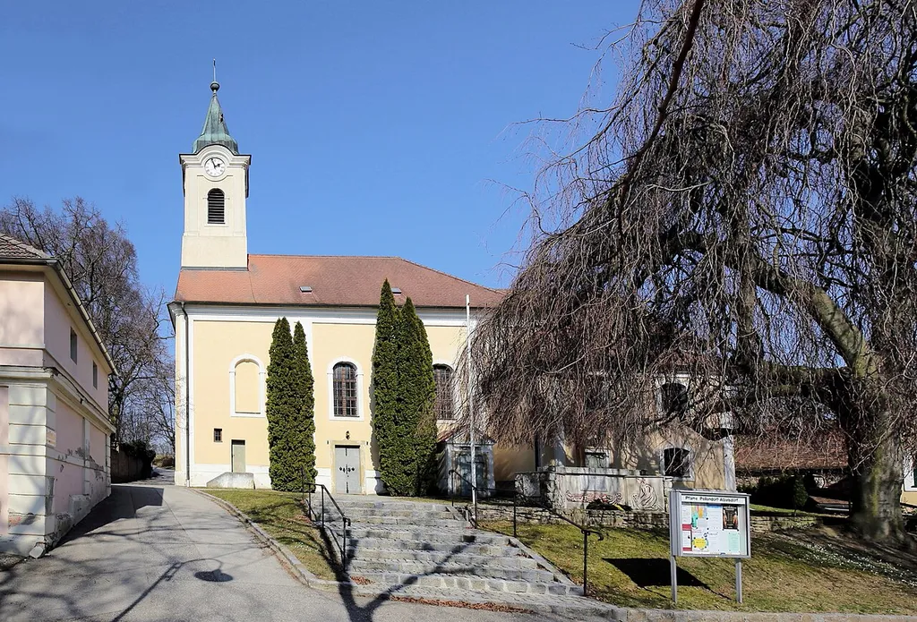 Südwestansicht der katholischen Pfarrkirche hl. Katharina in Pellendorf, ein Ortsteil der niederösterreichischen Marktgemeinde Gaweinstal. Ein barocker Sakralbau, der um 1780 errichtet wurde.