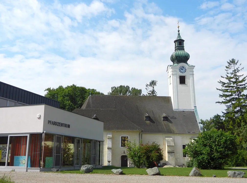 Die vor 1200 erstmals erwähnte Pfarrkirche in Schwadorf.
