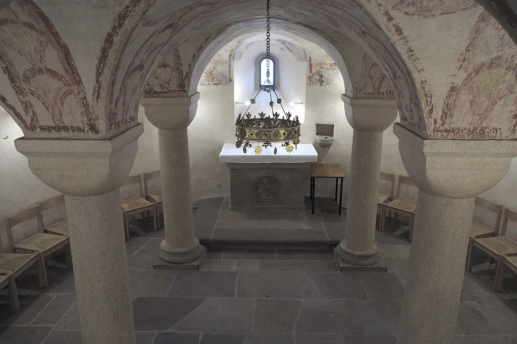 Katholische Pfarrkirche St. Andreas in Neuenberg (Fulda) im Landkreis Fulda im Regierungsbezirk Kassel (Hessen/Deutschland), Wand- und Deckenmalerei in der Krypta