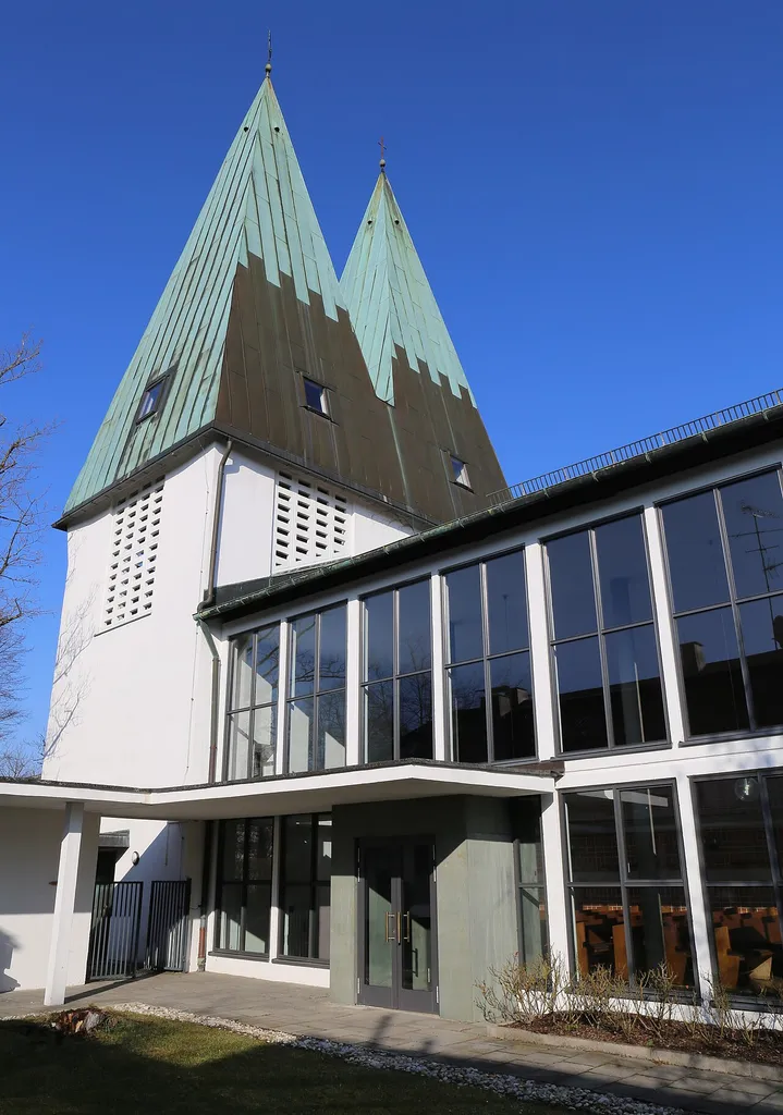 Hugo-Troendle-Straße 53, Moosach, München; evangelisch-lutherische Heilig-Geist-Kirche. Die Kirche und das Pfarrhaus wurden nach Plänen und Entwurf von Christoph von Petz in den Jahren 1957 bis 1958 errichtet. Die Grundsteinlegung fand am 1. Dezember 1957 statt. Die Weihe des Gotteshauses wurde am 2. November 1958 vollzogen. Bauzeitlich trug der Straßenzug noch den Namen Maria-Ward-Straße. Das Bauwerk trug die Hausnummer 125.