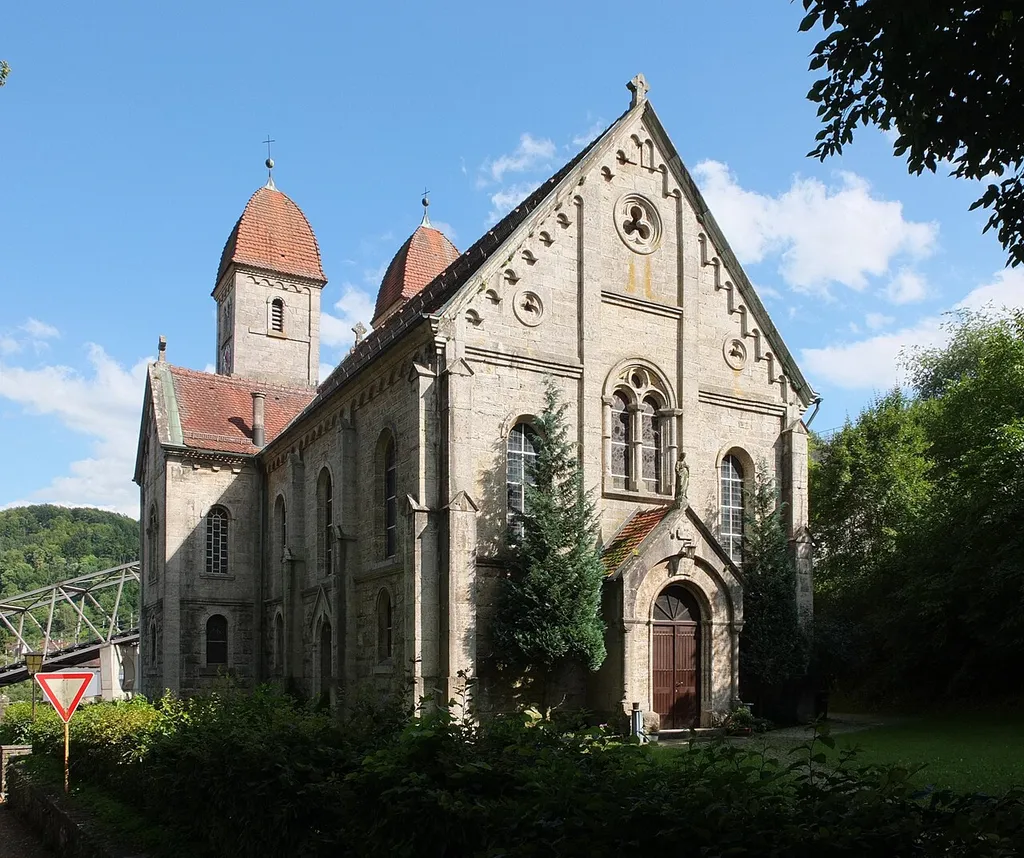 Westansicht der Künzelsauer Josephskirche. Im Hintergrund zu sehen ist die Brücke der Künzelsauer Bergbahn über die B 19.