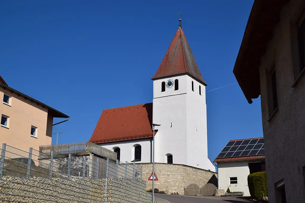 Chormturmkirche, Langhaus mit Satteldach, massiver Rechteckturm mit Pyramidendach