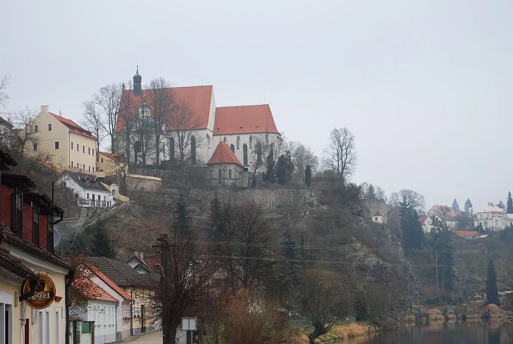 Pohled ze Zářečí směrem k františkánskému klášteru a kostelu Nanebevzetí Panny Marie. Bechyně (německy Bechin nebo Beching) v okrese Tábor v Jihočeském kraji. Česká republika.