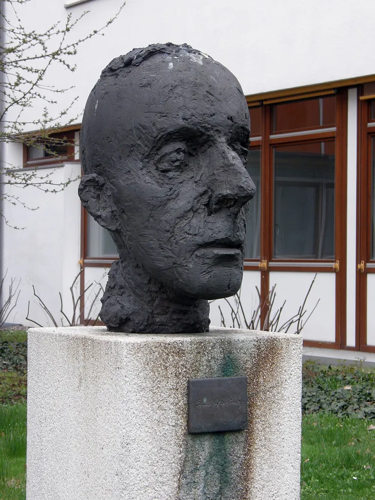 Büste des Biochemikers Otto Warburg. Geschaffen 2001 von Sabina Grzimek. Standort auf dem biomedizinischen Campus Berlin-Buch vor dem Otto-Warburg-Haus (Gebäude D80).
