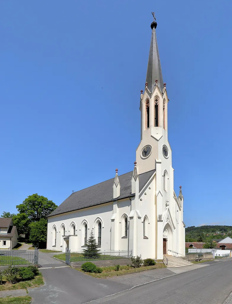 Südostansicht der evangelische Pfarrkirche in Rechnitz.Ursprünglich 1783 als Toleranzbethaus errichtet, erfolgte im 3. Viertel des 19. Jahrhunderts ein Um- und Ausbau. Dabei erhielt die Kirche einen Turm und ihr heutiges neugotisches Aussehen.