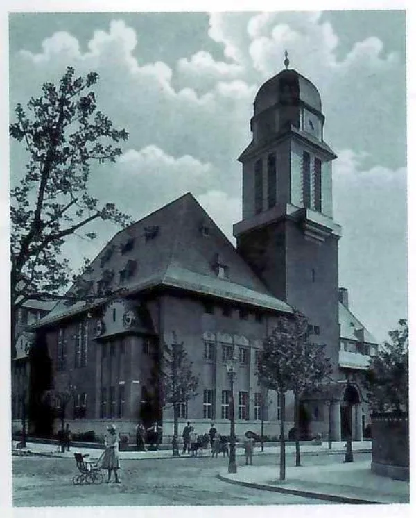 Historische Aufnahme der Friedenskirche in Offenbach am Main kurz vor dem Ersten Weltkrieg. Blick von der Körnerstraße auf das Gebäude