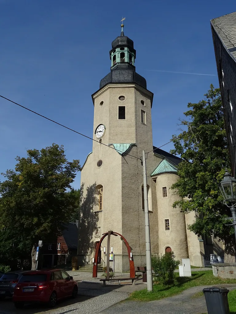 Geising: die evangelisch-lutherische Stadtkirche, Schon seit dem 15. Jahrhundert befindet sich am Ort der Geisinger Kirche eine Pfarrkirche. 1689 wurde sie als barocke, schlichte Hallenkirche mit dreistöckigen Emporen neu erbaut.