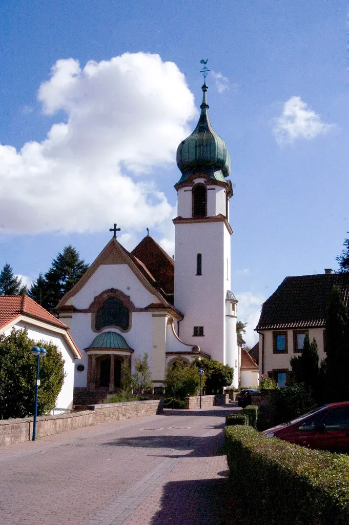Kirchstraße 23: Katholische Pfarrkirche Herz-Jesu; repräsentative barockisierende dreischiffige Staffelhalle, 1912/13, Architekt Ludwig Becker, Mainz; ortsbildprägend