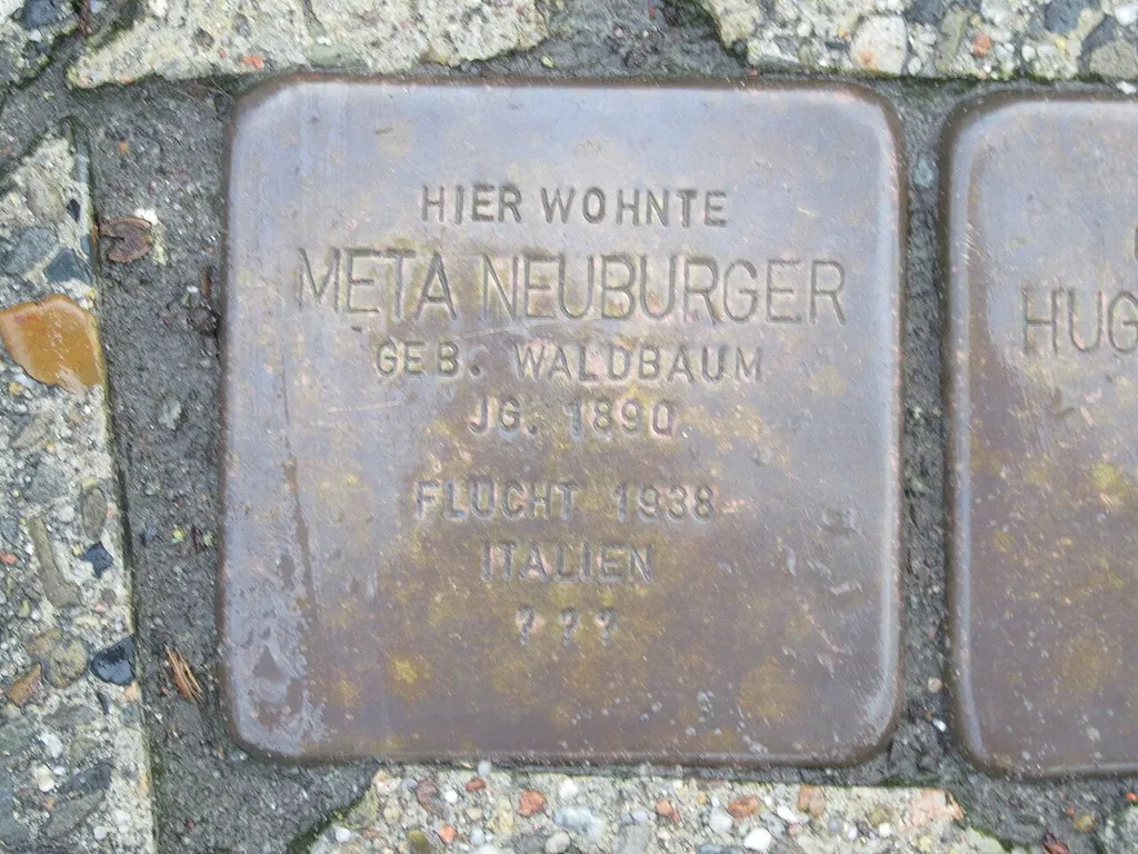 der Stolperstein für Meta Neuburger vor dem Haus Hauptstraße 13 in Emmerstedt