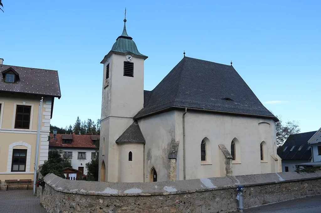 Kath. Pfarrkirche hl. Ägydius mit Kirchhofmauer in Raach am Hochgebirge, Niederösterreich.
