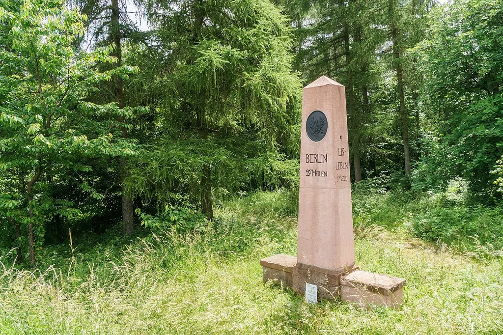 Preußischer Ganzmeilenobelisk mit Sitzbank an der L 151 zwischen Blankenheim und Wimmelburg. Inschrift: BERLIN 27 MEILEN ; EISLEBEN ½ MEILE ; SANGERHAUSEN 2 1/8 MEILE