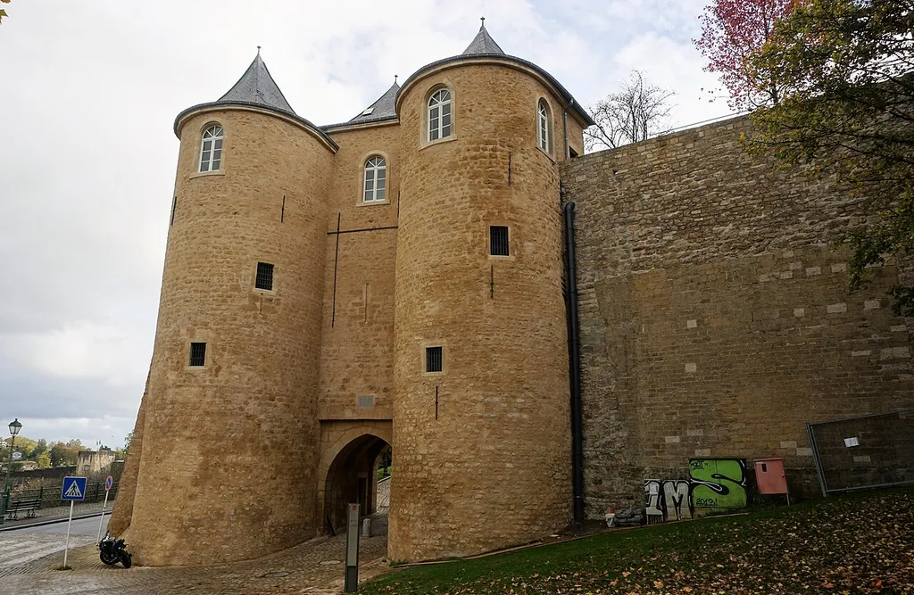 Luxembourg, Porte du Pfaffenthal, dite « Dräi Tierm » (trois tours). Vue sur la face nord.