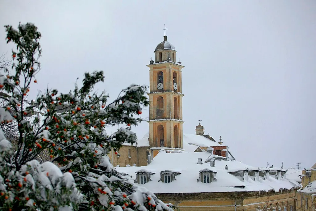 Le campanile de la cathédrale Saint-Érasme de Cervione sous la neige.