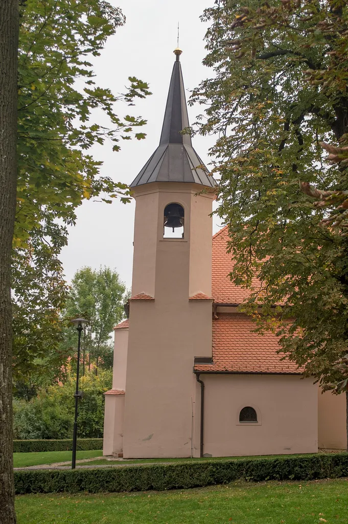 Kostel sv. Mikuláše v Miroslavských Knínicích pocházející z 13. století, stojící v místním parku blízko zámku.