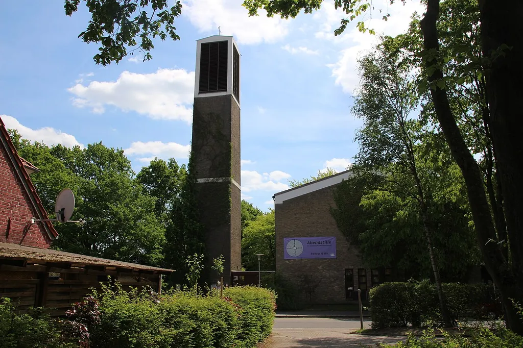 Die im Oldenburger Stadtteil Dietrichsfeld gelegene Martin-Luther-Kirche wurde im Jahr 1962 eingeweiht, s. Webseite der Kirchengemeinde Oldenburg.