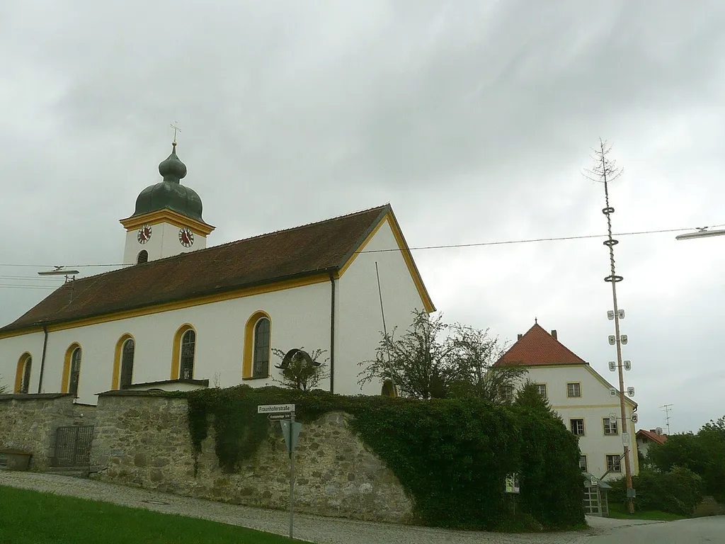 Church and Maypole in Neßlbach (Winzer) , Danube valley