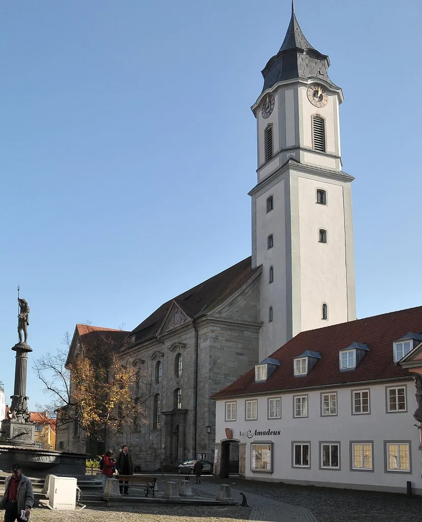Das Münster Unserer Lieben Frau (rechts).